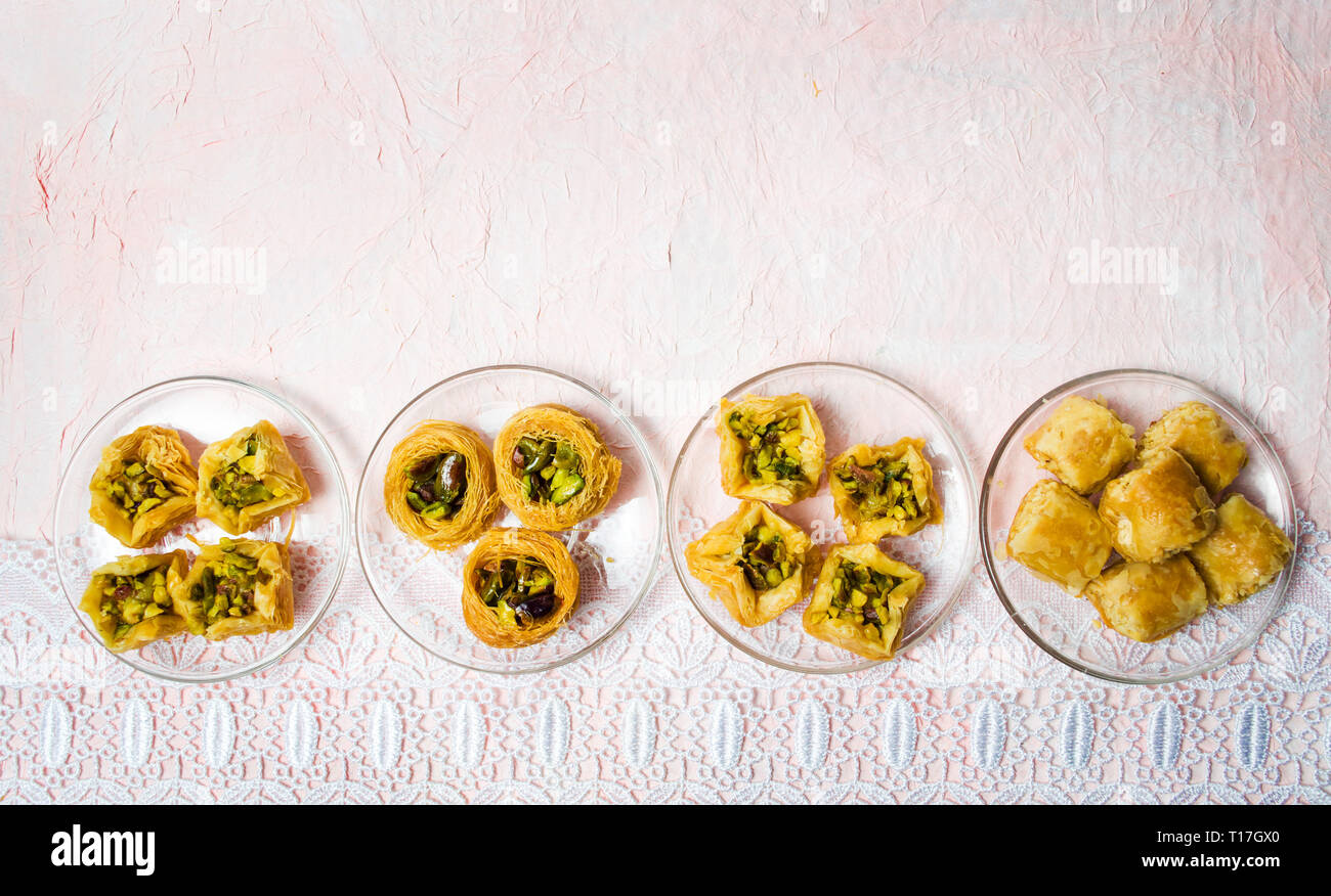 Verschiedene arabische Desserts auf Platten Draufsicht Stockfoto