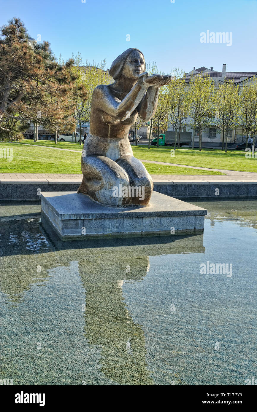 = Denkmal Brunnen 'Wasser' = Skulptur einer Frau sitzt auf ihrem Schoß mit ausgestreckten Armen auf der Seite der Bucht von Noworossijsk mit refle Stockfoto