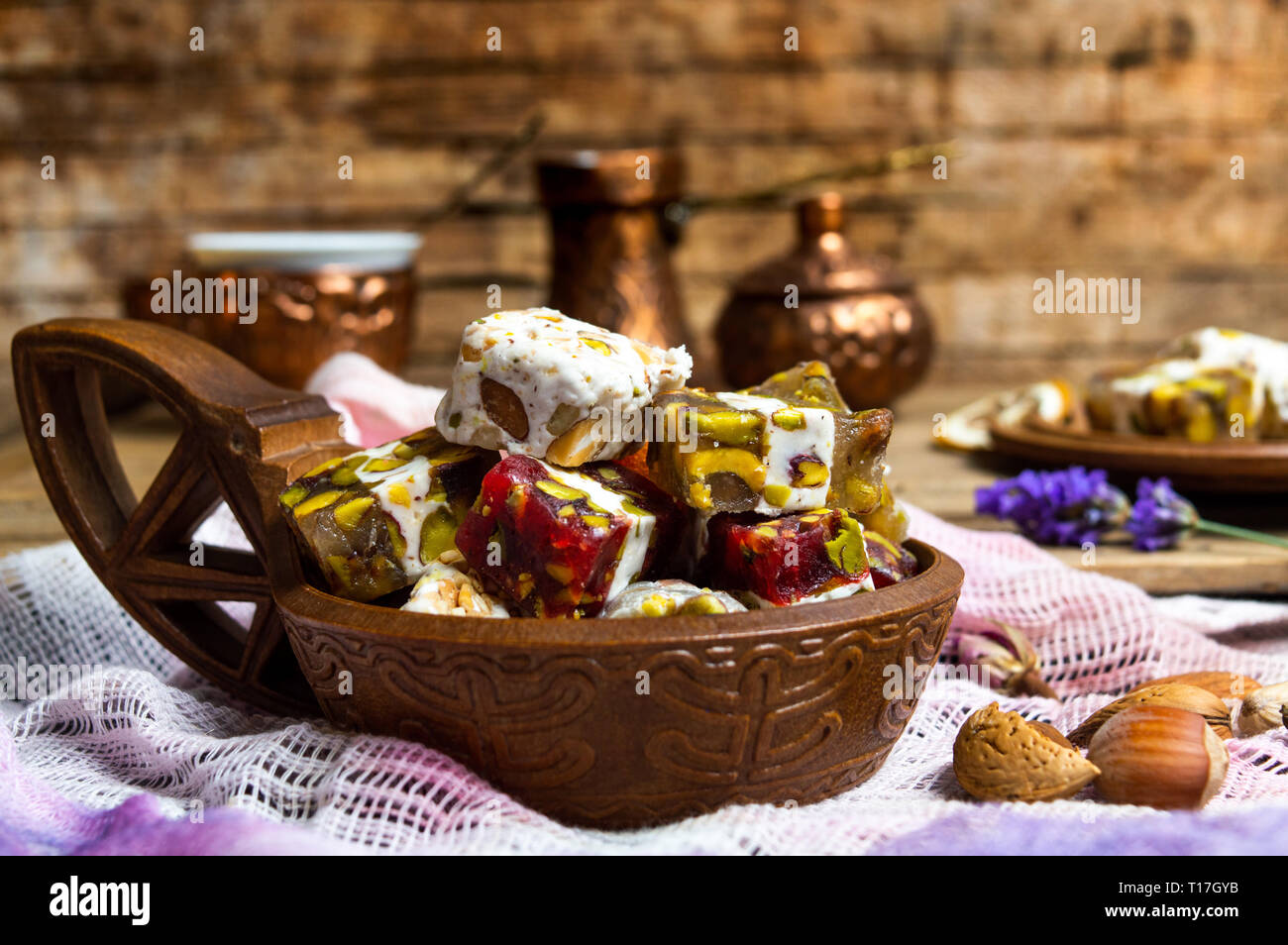 Türkische Köstlichkeiten mit Pistazien und Rose Blume in eine Schüssel geben. Stockfoto
