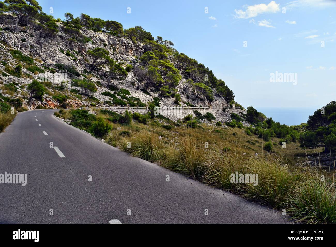 Küstenstraße durch Wicklung zu Leuchtturm Cap Formentor, Mallorca, Balearen, Spanien öffnen Stockfoto