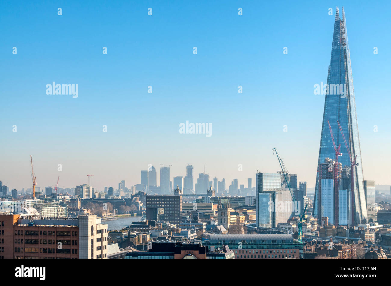 Einen erhöhten Blick auf den Shard London Bridge mit dem Bürogebäude der Docklands & Canary Wharf im Hintergrund. Stockfoto