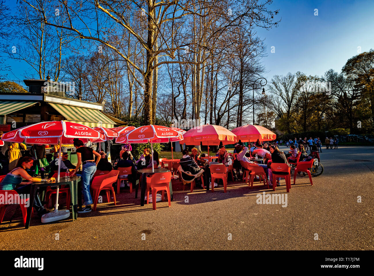 Italien Piemont Turin Valentino Park - Menschen am Kiosk Stockfoto