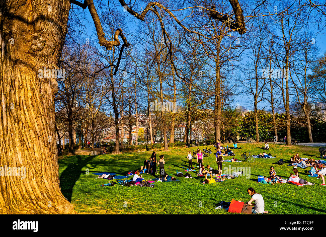 Italien Piemont Turin Valentino Park - Menschen auf dem Rasen Stockfoto