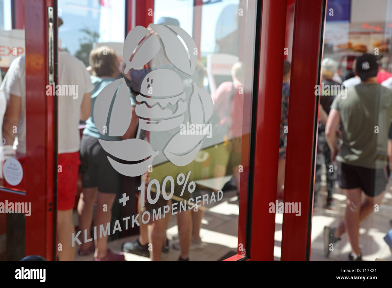 LINKÖPING 20180602 Zeichen auf das Klima Entschädigung bei Max Hamburger Restaurant. Foto Jeppe Gustafsson Stockfoto