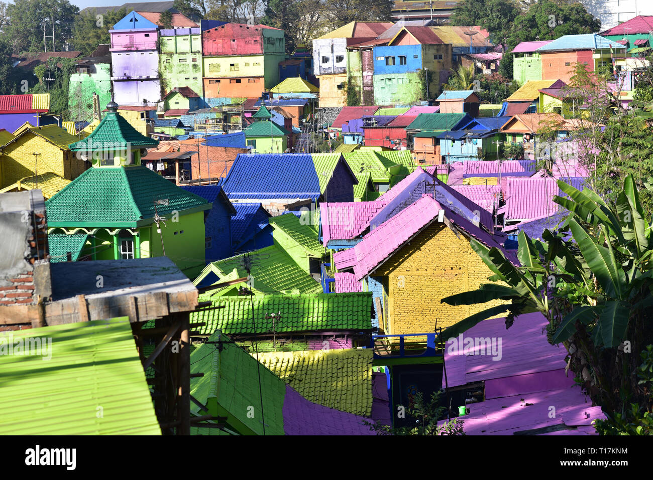 Kampung Warna Warni, bunte Jodipan Dorf ab Brantas Brücke, Malang, Java, Indonesien gesehen Stockfoto