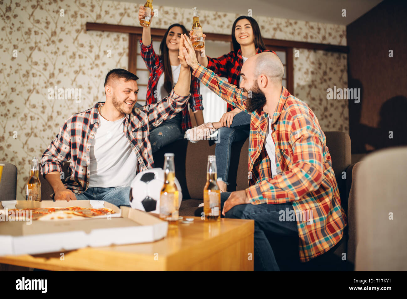 Fußball-Fans wathing TV-Sendung zu Hause Stockfoto