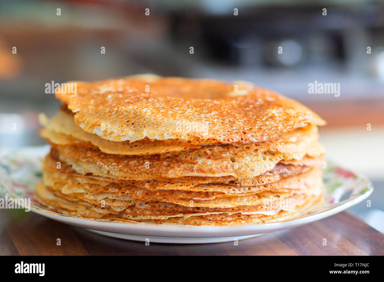Ein Stapel von knusprigen rosy Pfannkuchen auf einer Platte Stockfoto