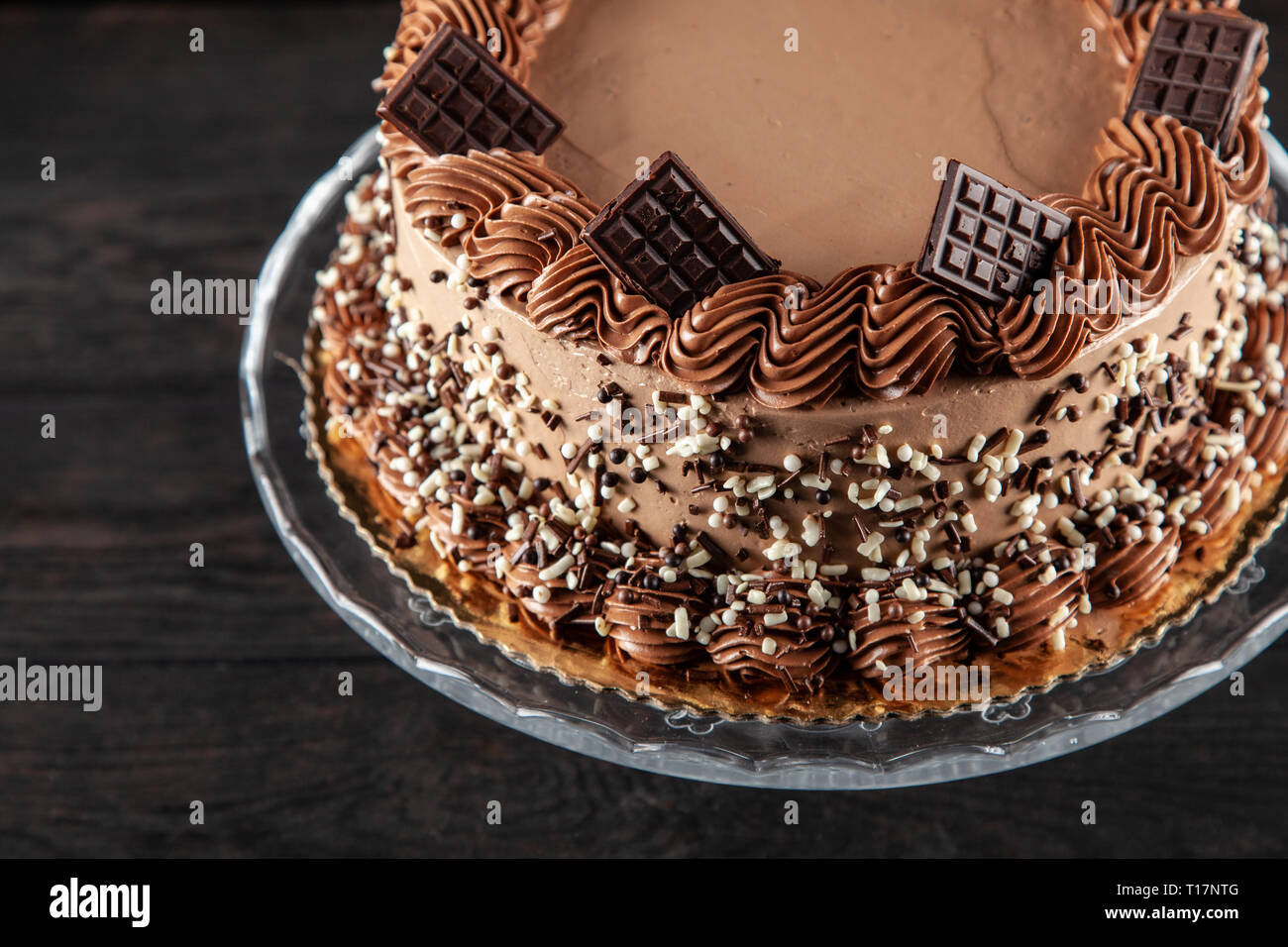 Schokoladenkuchen auf dunklem Hintergrund Stockfoto