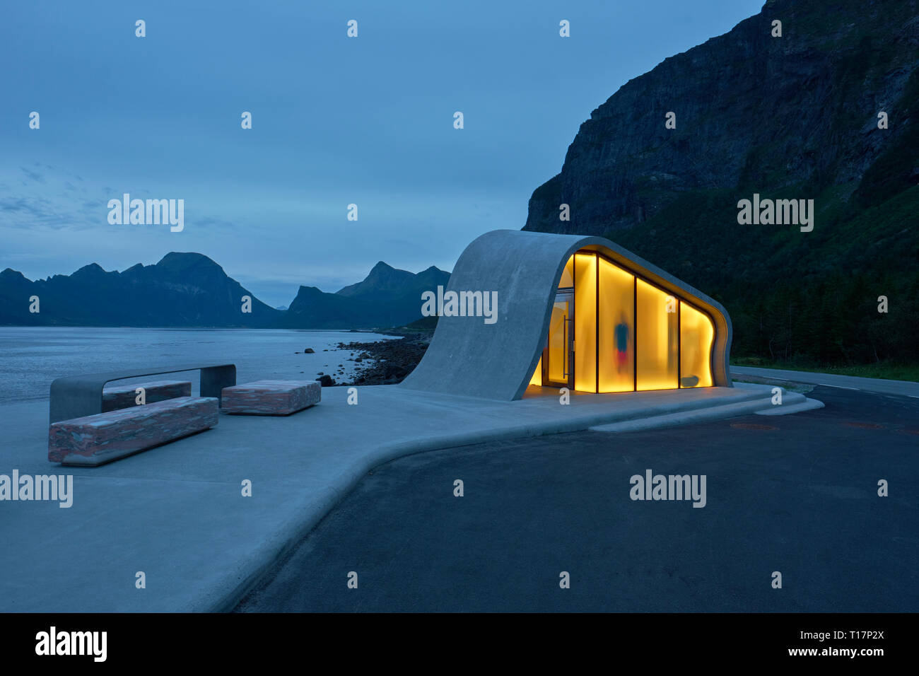 Die Welle geformt aus Beton und Glas moderne Architektur des Ureddplassen Rastplatz auf der Helgelandskysten norwegische Scenic Route Nordland Norwegen Stockfoto
