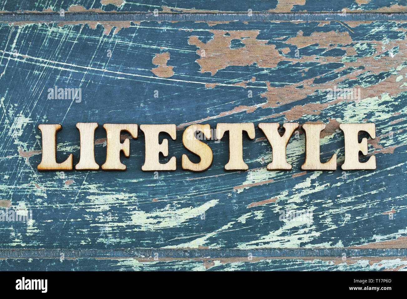 Wort lifestyle mit Holz Buchstaben auf rustikale Oberfläche geschrieben Stockfoto