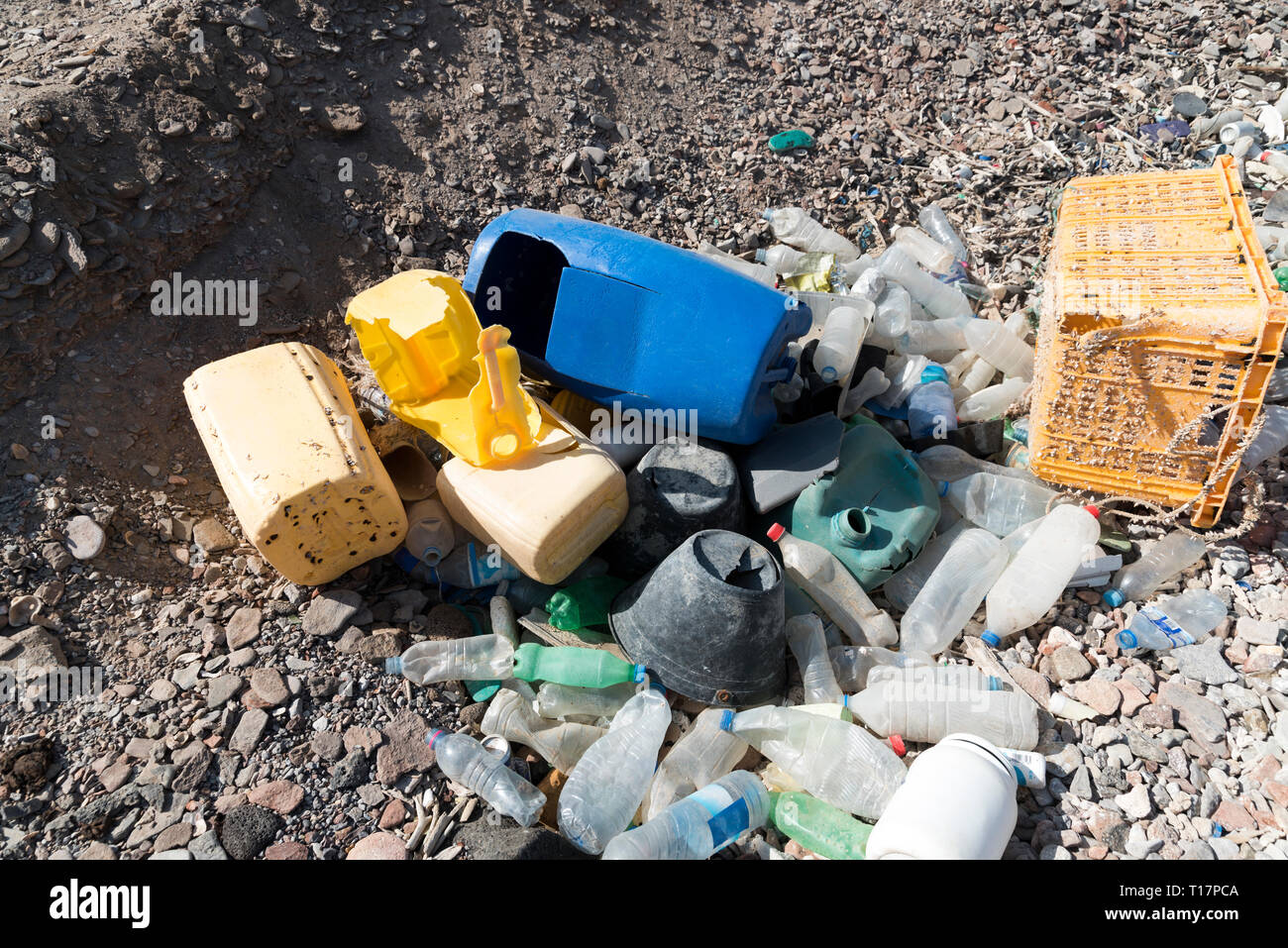 Kunststoff dump am Strand von Ghoubbet-el-Kharab - Mann - Umweltkatastrophe gemacht Stockfoto