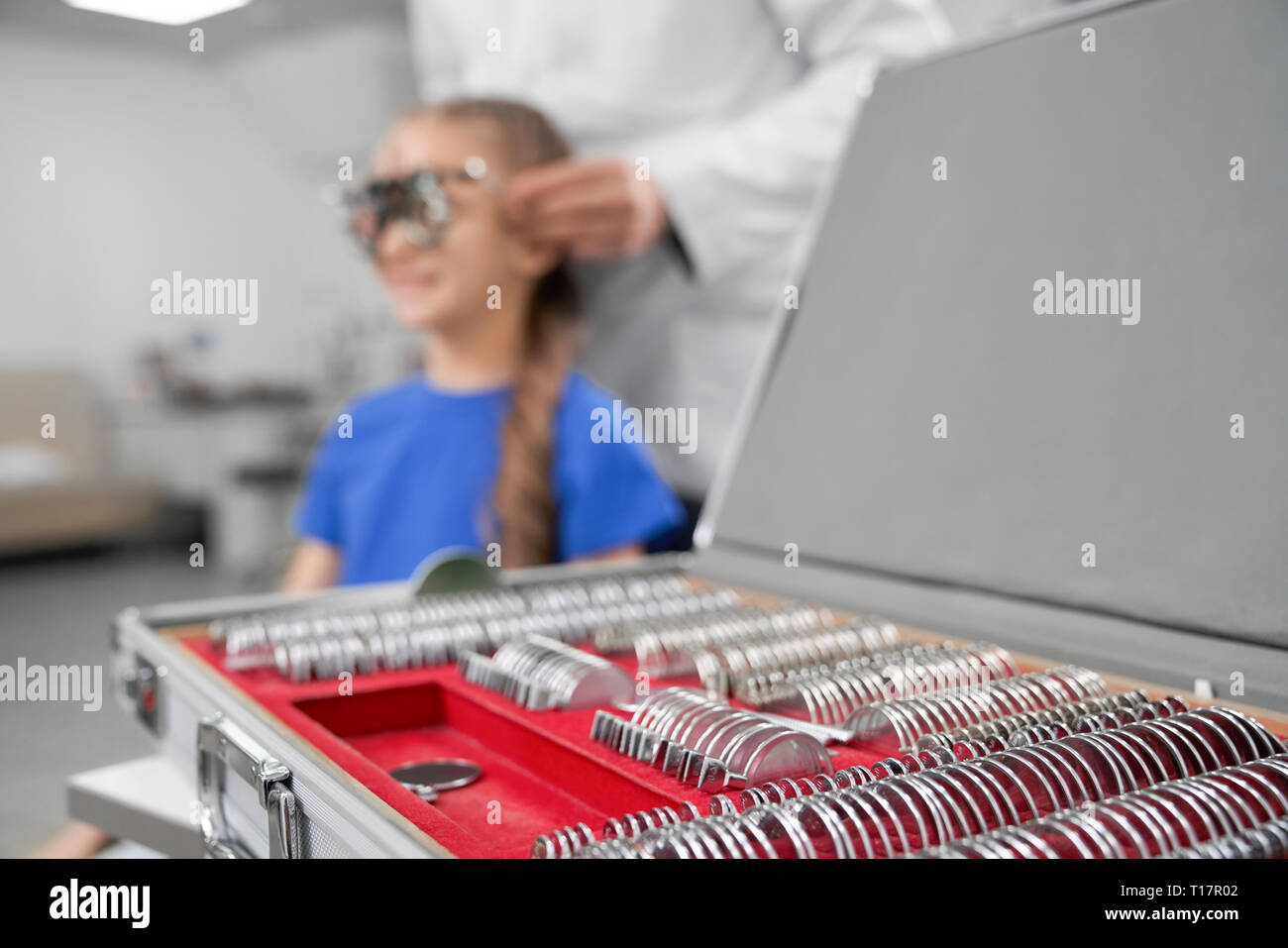 In der Nähe der speziellen, professionelle Augenarzt Ausrüstung, Fall mit Linsen. Augenarzt untersuchen, prüfen die Sehkraft von Patienten in der medizinischen Klinik. Stockfoto