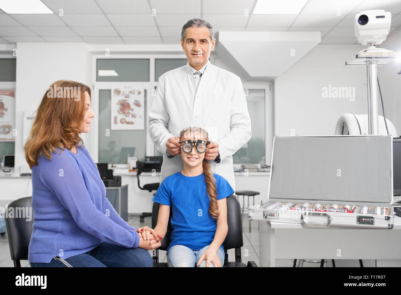 Augenarzt In Der Nähe Ohne Termin Jetzt Geöffnet Doctor vision augenarzt brille -Fotos und -Bildmaterial in hoher