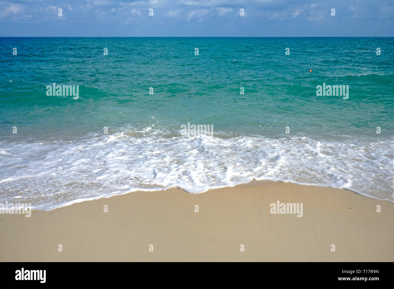 Überspannungsschutz am einsamen Strand Lamai, Koh Samui, Golf von Thailand, Thailand Stockfoto