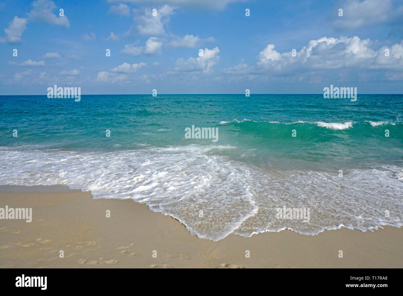 Überspannungsschutz am einsamen Strand Lamai, Koh Samui, Golf von Thailand, Thailand Stockfoto