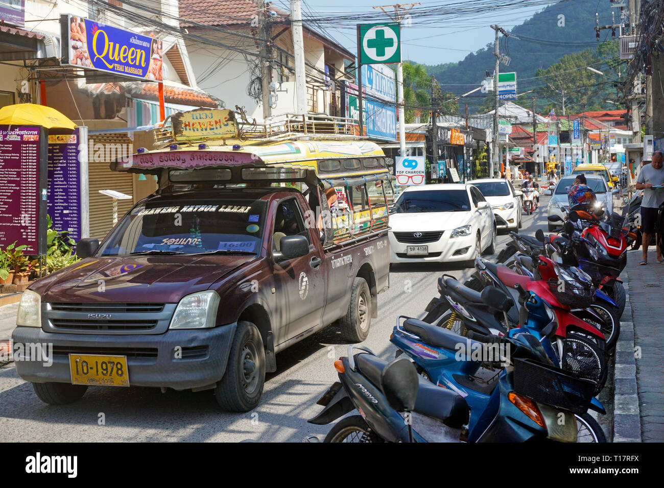 Songthaew, günstige Sammeltaxi, Pick-up Pick-up-Truck mit einem umgebauten Plattform, Lamai Beach, Koh Samui, Surat Thani, Golf von Thailand, Thailand Stockfoto