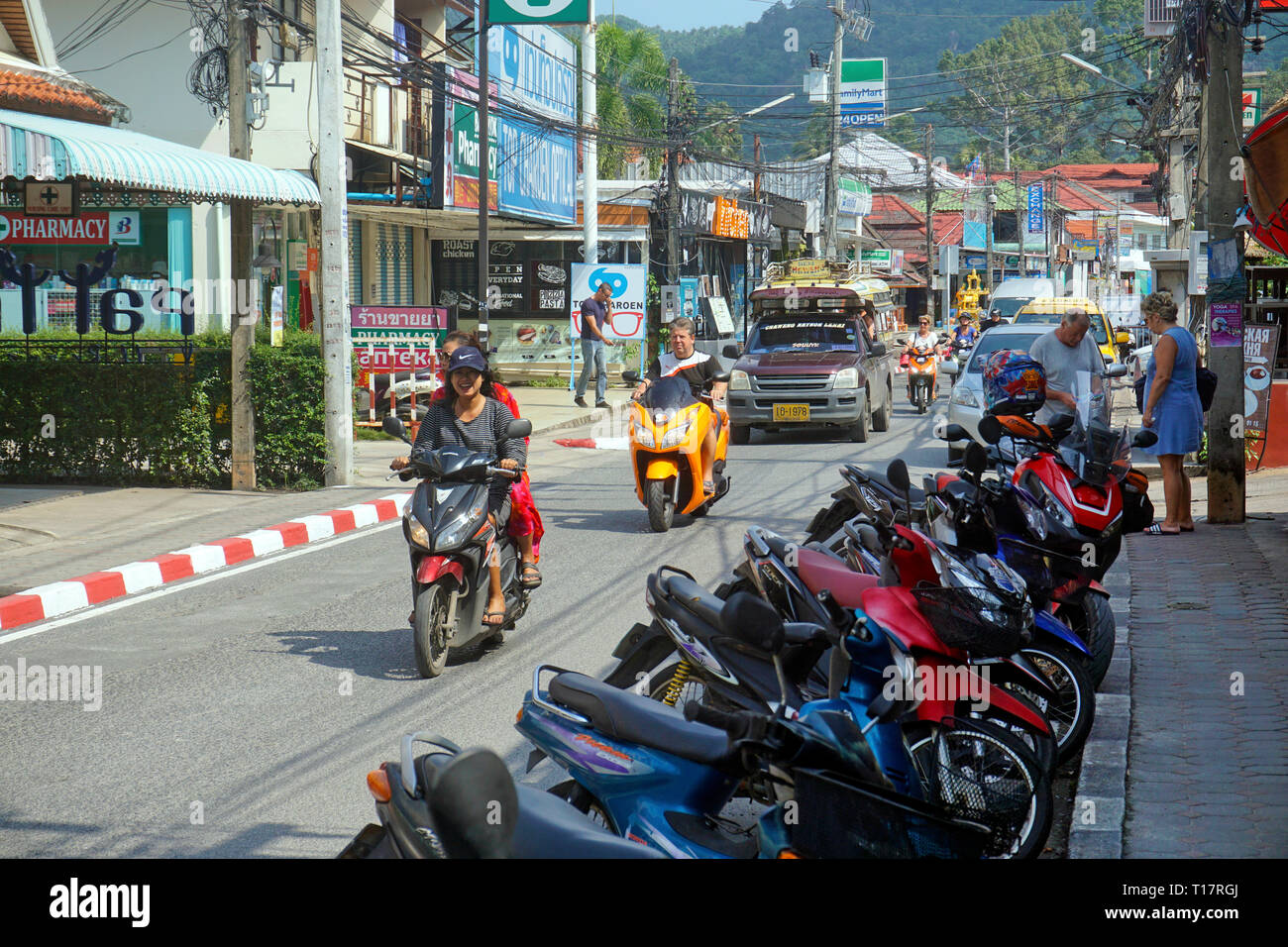 Motorroller und Sammeltaxi ongthaew" am Lamai Beach, Koh Samui, Surat Thani, Golf von Thailand, Thailand Stockfoto