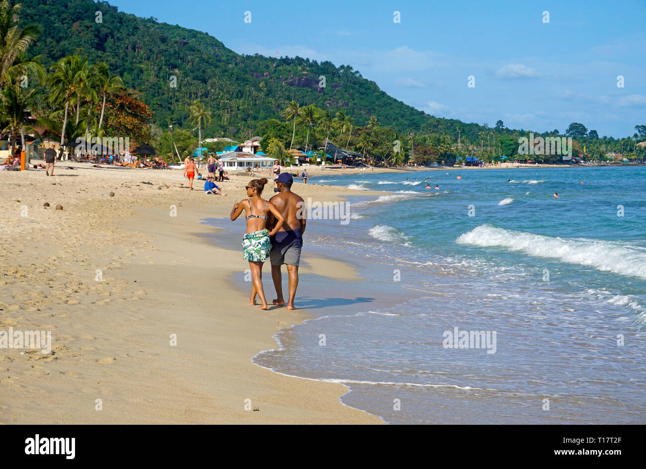 Paar an der Lamai Beach auf Koh Samui, Golf von Thailand, Thailand, Bummeln Stockfoto