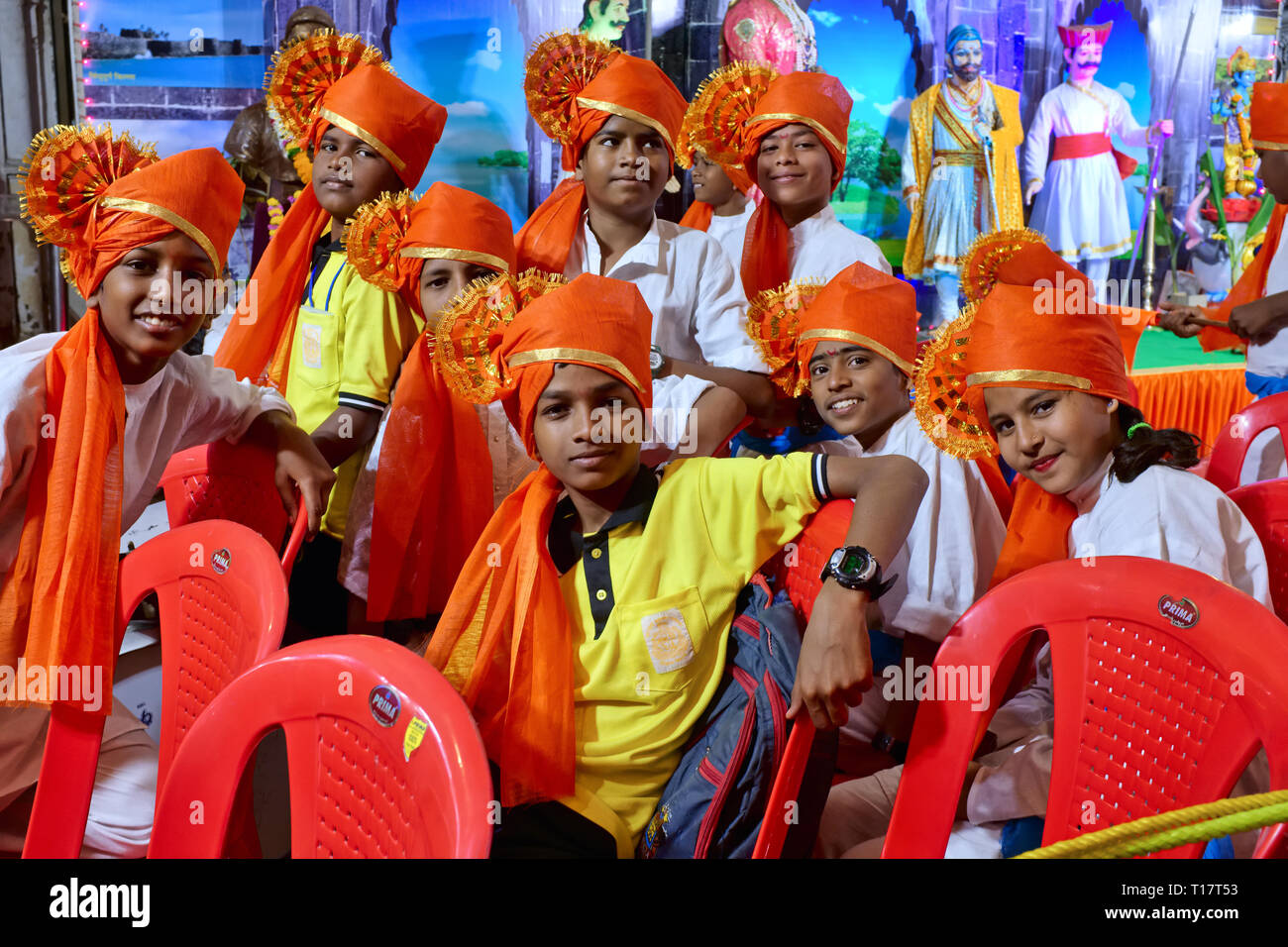 Freundliche Schule Kinder in Mumbai, Indien, festlich gekleidet, Shivaji Jayanti, den Geburtstag von Warrior King & Nationalhelden Shivaji Bhosle feiern Stockfoto