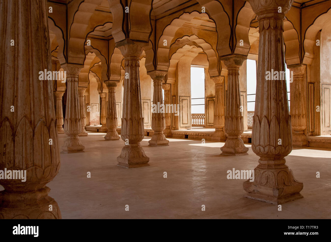 Eine prächtige Halle mit Spalten in der Amber Festung in Rajasthan Stockfoto