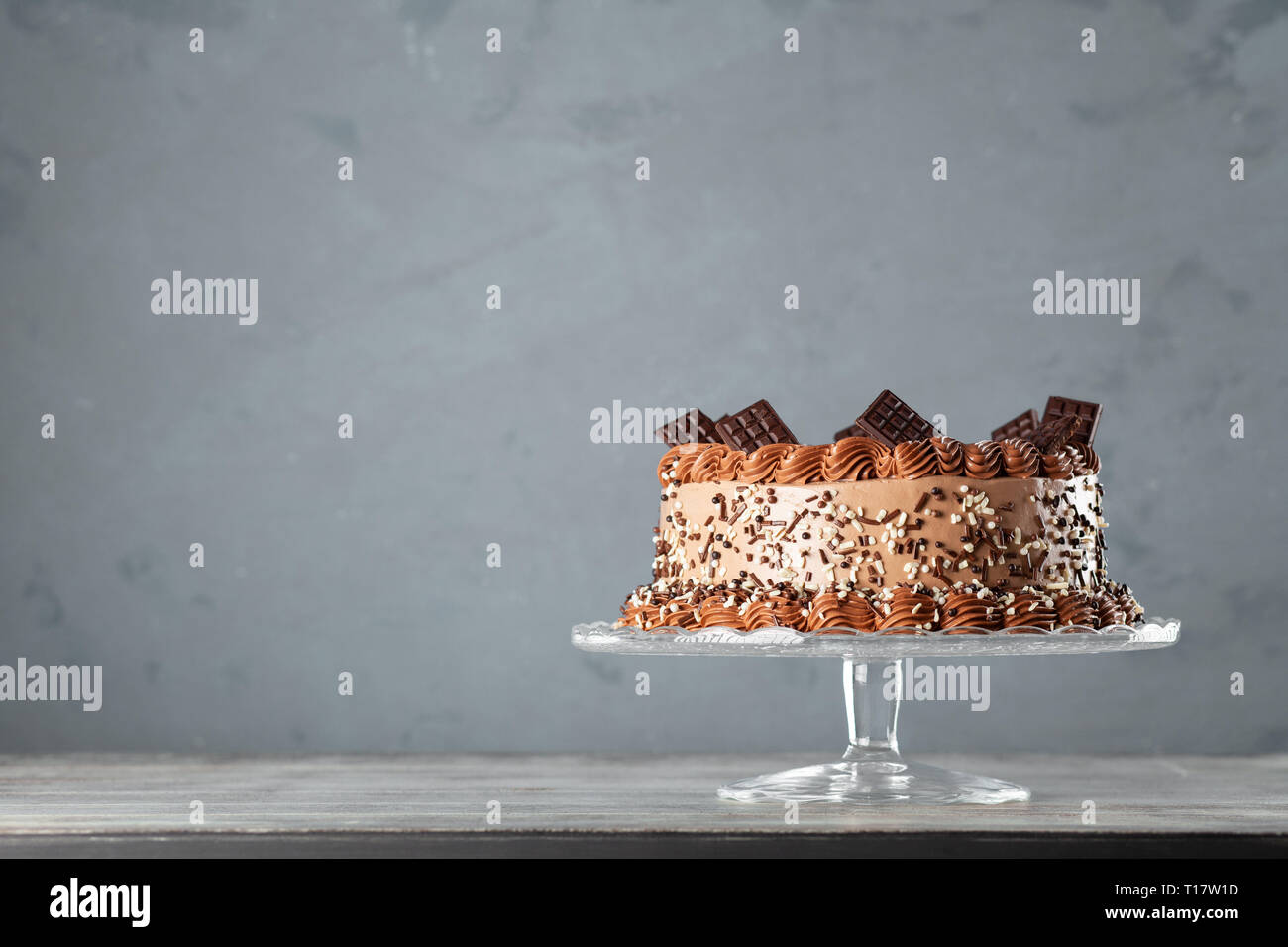 Schokoladenkuchen auf dunklem Hintergrund Stockfoto