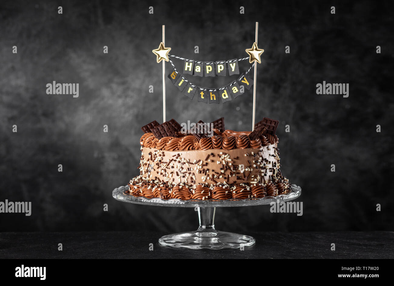 Schokoladenkuchen auf dunklem Hintergrund Stockfoto
