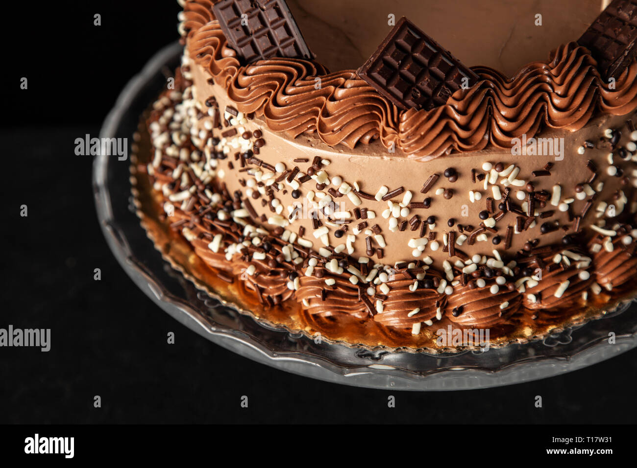 Schokoladenkuchen auf dunklem Hintergrund Stockfoto