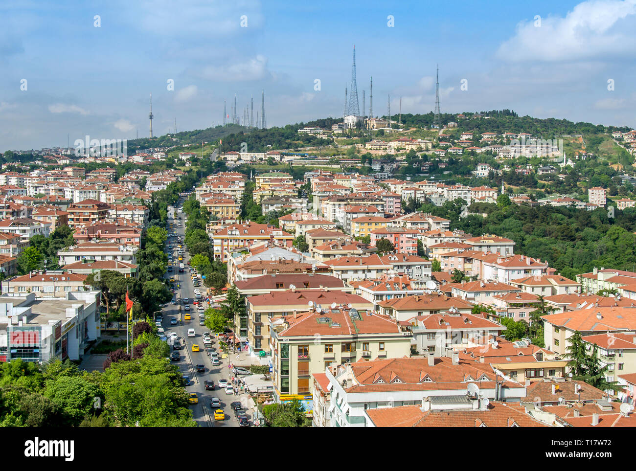 Istanbul, Türkei, 03. Juni 2011: Acibadem Street und Camlica Tv Towers, Uskudar Stockfoto