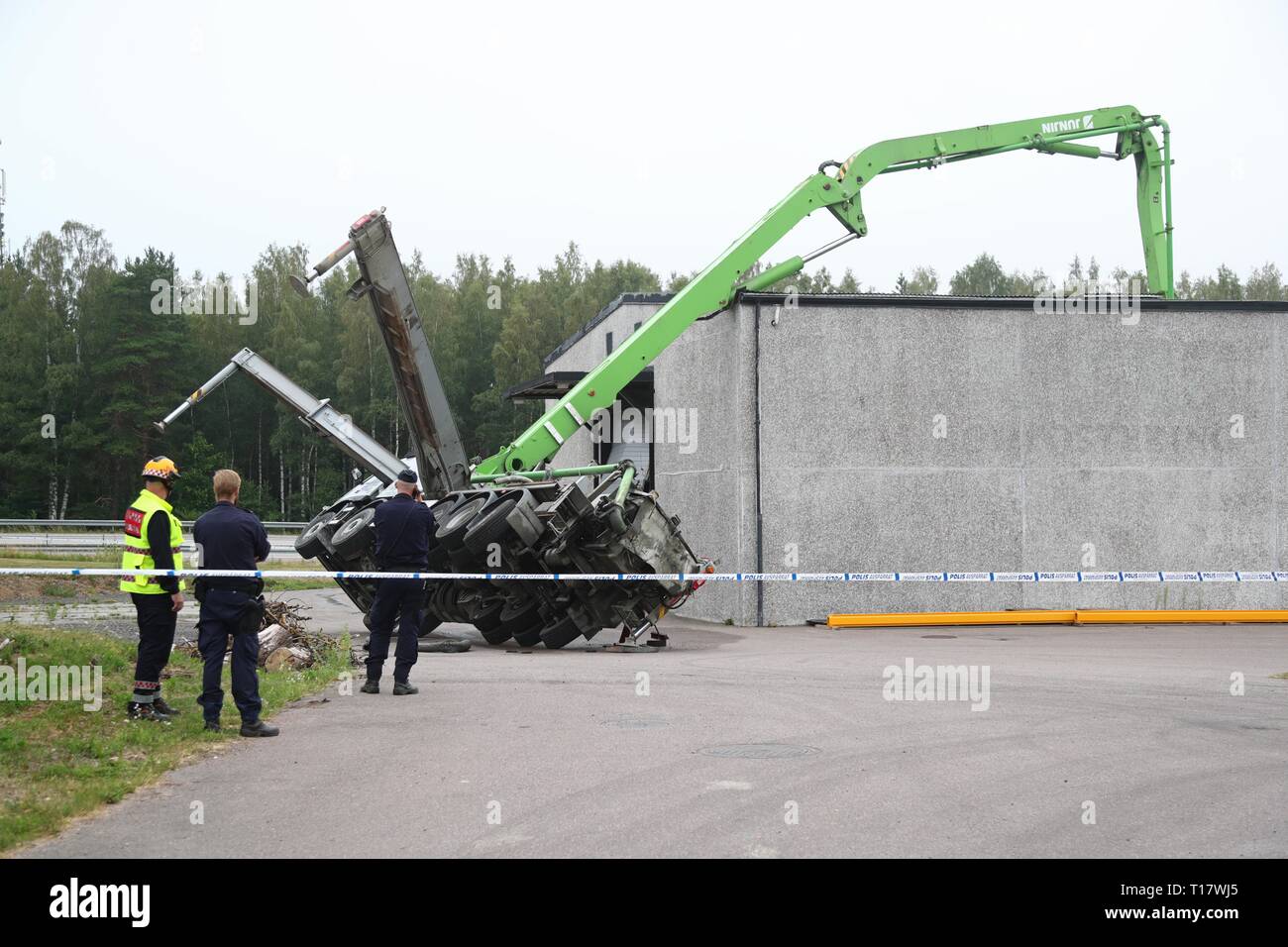 MJÖLBY 20180712 Unfall in Mjölby, wenn ein Kran Auto über eine Eigenschaft umgeworfen. Foto Jeppe Gustafsson Stockfoto