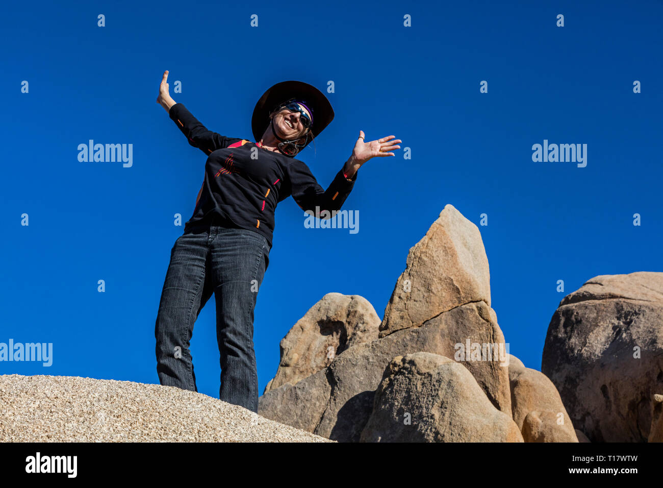 Christine Kolisch auf einem Granitfelsen Bildung - Joshua Tree National Park, Kalifornien Stockfoto