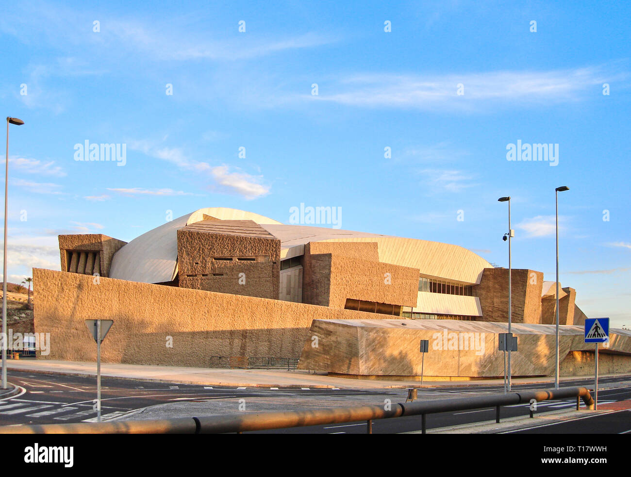 Ansicht der Magma Kunst- und Konferenzzentrum in Costa Adeje, Teneriffa, vor dem Öffnen der Öffentlichkeit Stockfoto