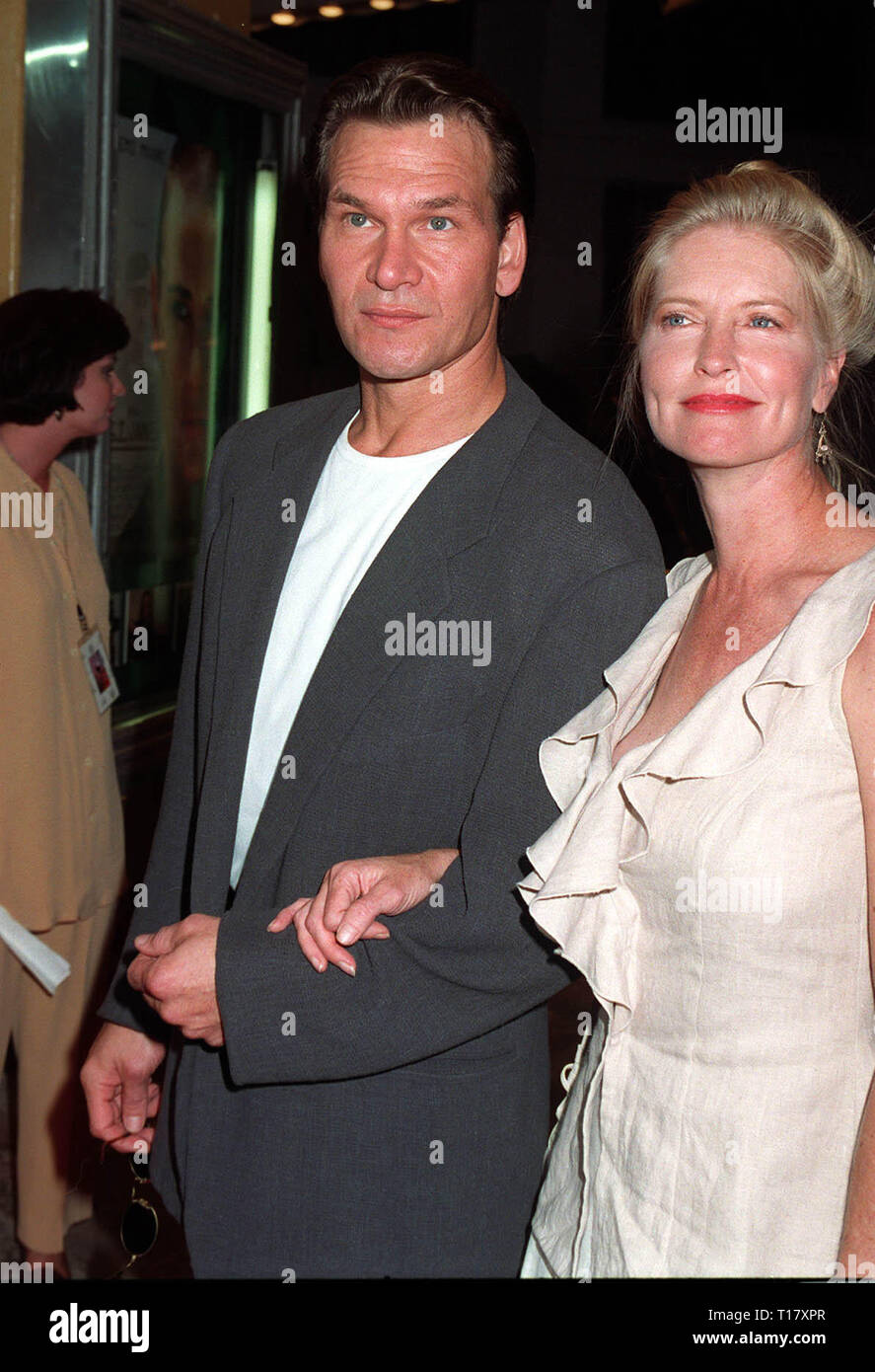 LOS ANGELES, Ca. August 06, 1997: Schauspieler Patrick Swayze & Frau Lisa Niemi bei der Premiere in Los Angeles, der neue Film von Demi Moore's "G.I. Jane". Stockfoto