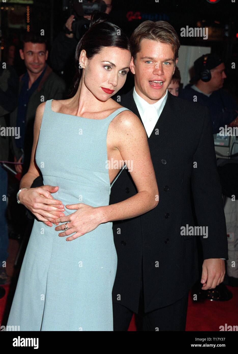 Los Angeles Ca Dezember 02 1997 Schauspielerin Minnie Driver Schauspieler Matt Damon Bei Der Premiere Ihres Neuen Films Good Will Hunting Stockfotografie Alamy