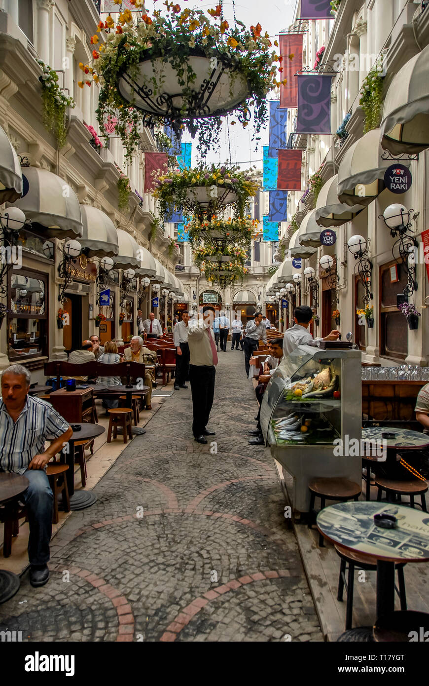Istanbul, Türkei, 24. Mai 2006: Cicek Pasaji (wörtlich Blume Passage in Türkisch), ursprünglich genannt der Cite de Pera, ist eine berühmte historische Kanal (g Stockfoto
