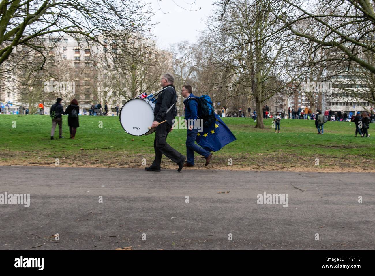 London, England, UK. 23 Mär, 2019. Ein Demonstrator mit einer Trommel während des Protestes gesehen. Über eine Million Demonstranten auf der Kundgebung in London versammelten fordern eine zweite Abstimmung beim Referendum über Brexit. Credit: Zuzanna Rabikowska/SOPA Images/ZUMA Draht/Alamy leben Nachrichten Stockfoto