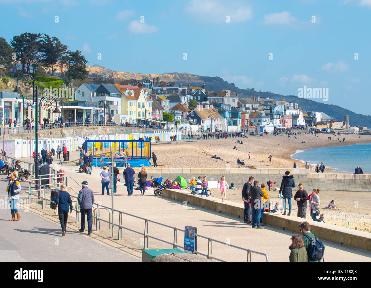 Lyme Regis, Dorset, Großbritannien. 24. März 2019. UK Wetter: Wochenende Besucher strömen auf der malerischen Küstenstadt Lyme Regis in der warmen Sonne und strahlend blauen Himmel zu sonnen. Credit: Celia McMahon/Alamy leben Nachrichten Stockfoto