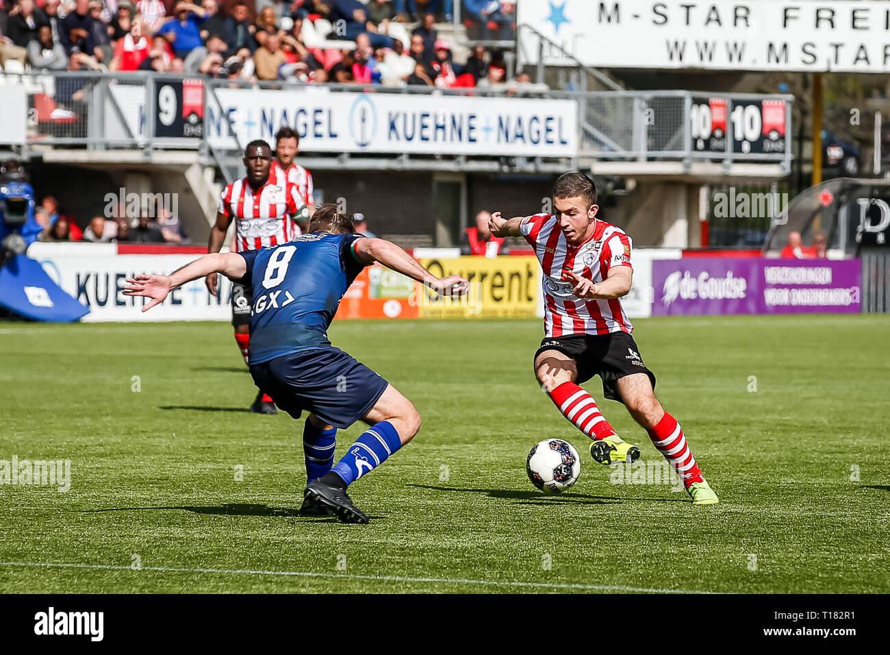 Rotterdam, Niederlande. 24 Mär, 2019. Stadion Het Kasteel, Fußball, Saison 2018/2019, Keuken Kampioen Divisie, Sparta - NEC, Sparta Spieler Halil Dervisoglu (r) NEC Spieler Joey van den Berg während des Spiels Credit: Pro Schüsse/Alamy leben Nachrichten Stockfoto