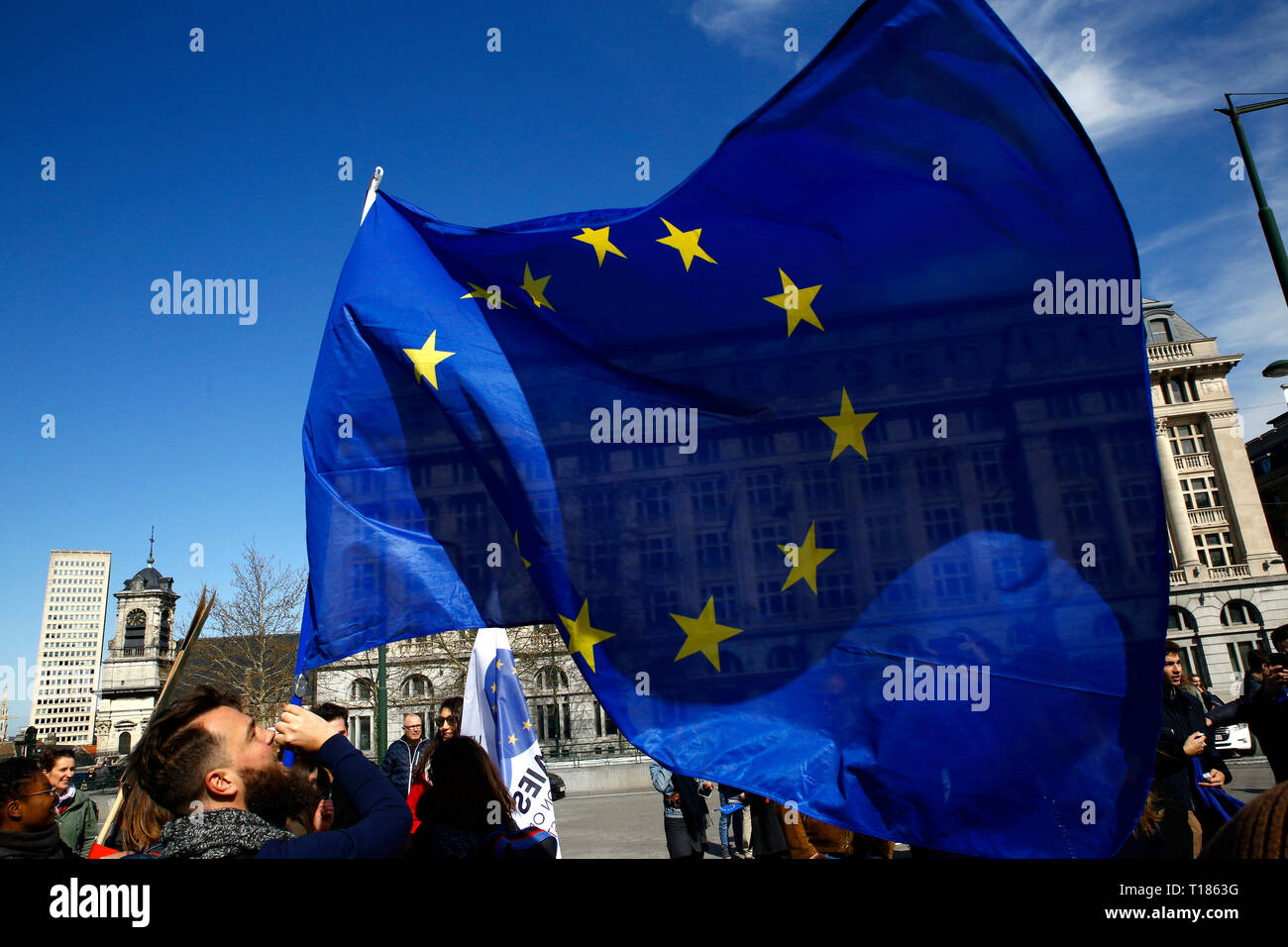 Brüssel, Belgien. 24. März 2019. Demonstranten März, wie sie die Fahnen der Europäischen Union während einer pro-europäischen Union Demonstration. Credit: ALEXANDROS MICHAILIDIS/Alamy leben Nachrichten Stockfoto