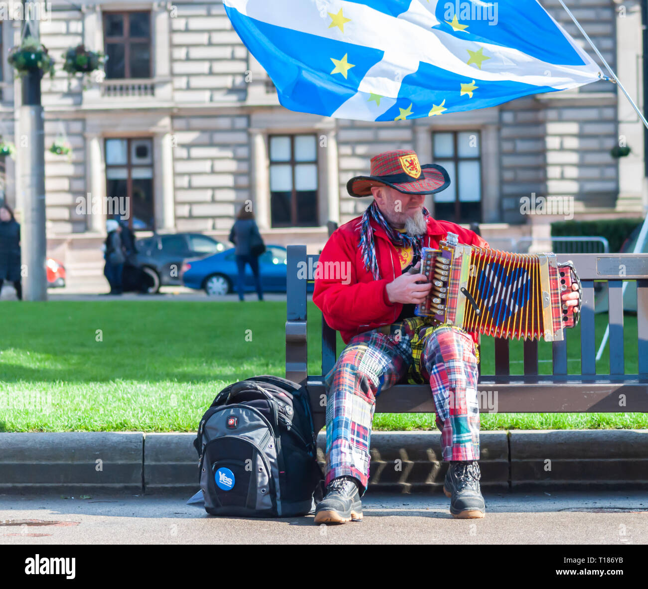 Glasgow, Schottland, Großbritannien. 24. März, 2019. Die Musiker sitzen auf einer Bank spielen eine squeezebox wie er Mitkämpfer für die schottische Unabhängigkeit verbindet, wie sie für eine Kundgebung auf dem George Square sammeln. Die Kundgebung der Gruppe Hoffnung über Furcht organisiert wurde. Credit: Skully/Alamy leben Nachrichten Stockfoto