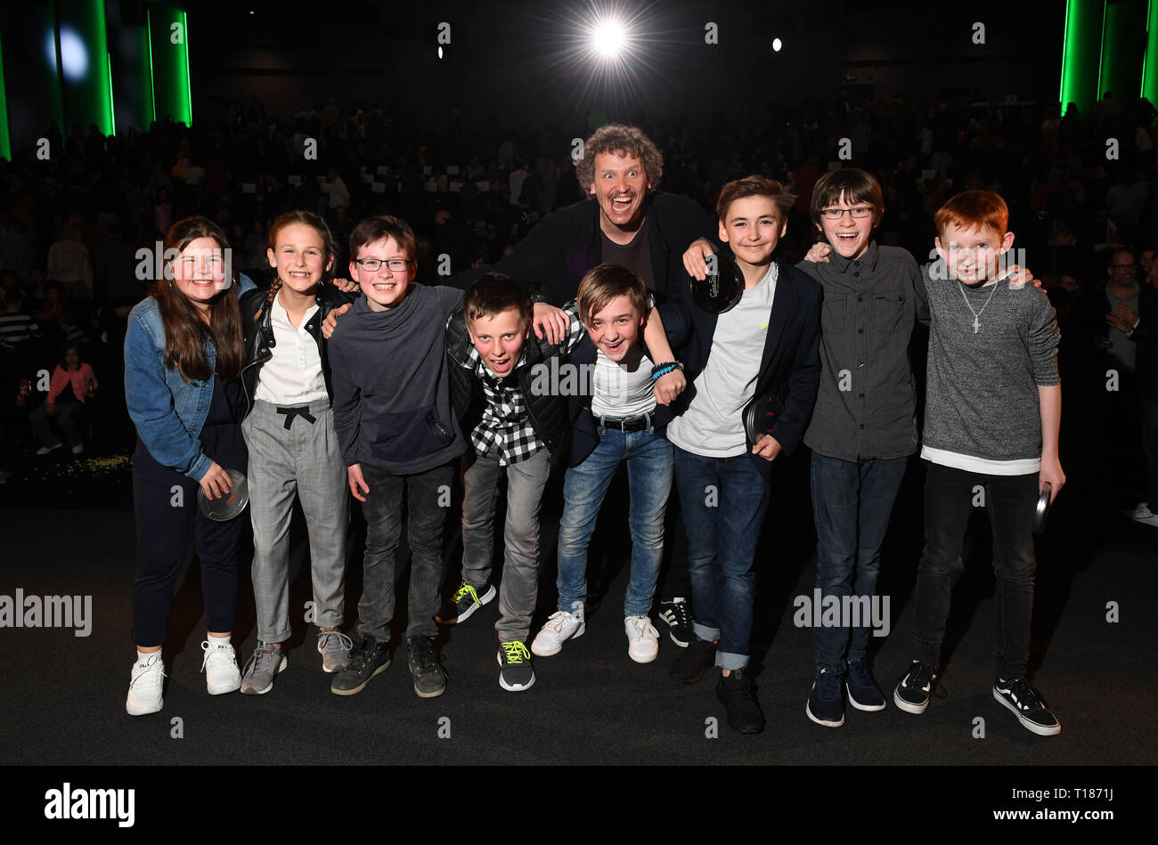 24. März 2019, Bayern, München: Der Regisseur Marcus H.Rosenmüller (M) steht mit dem Kind Akteure und deren verdoppelt nach der Premiere des Films "Imminent perfekte Freunde" auf der Bühne des Mathäser Kino. Foto: Felix Hörhager/dpa Stockfoto