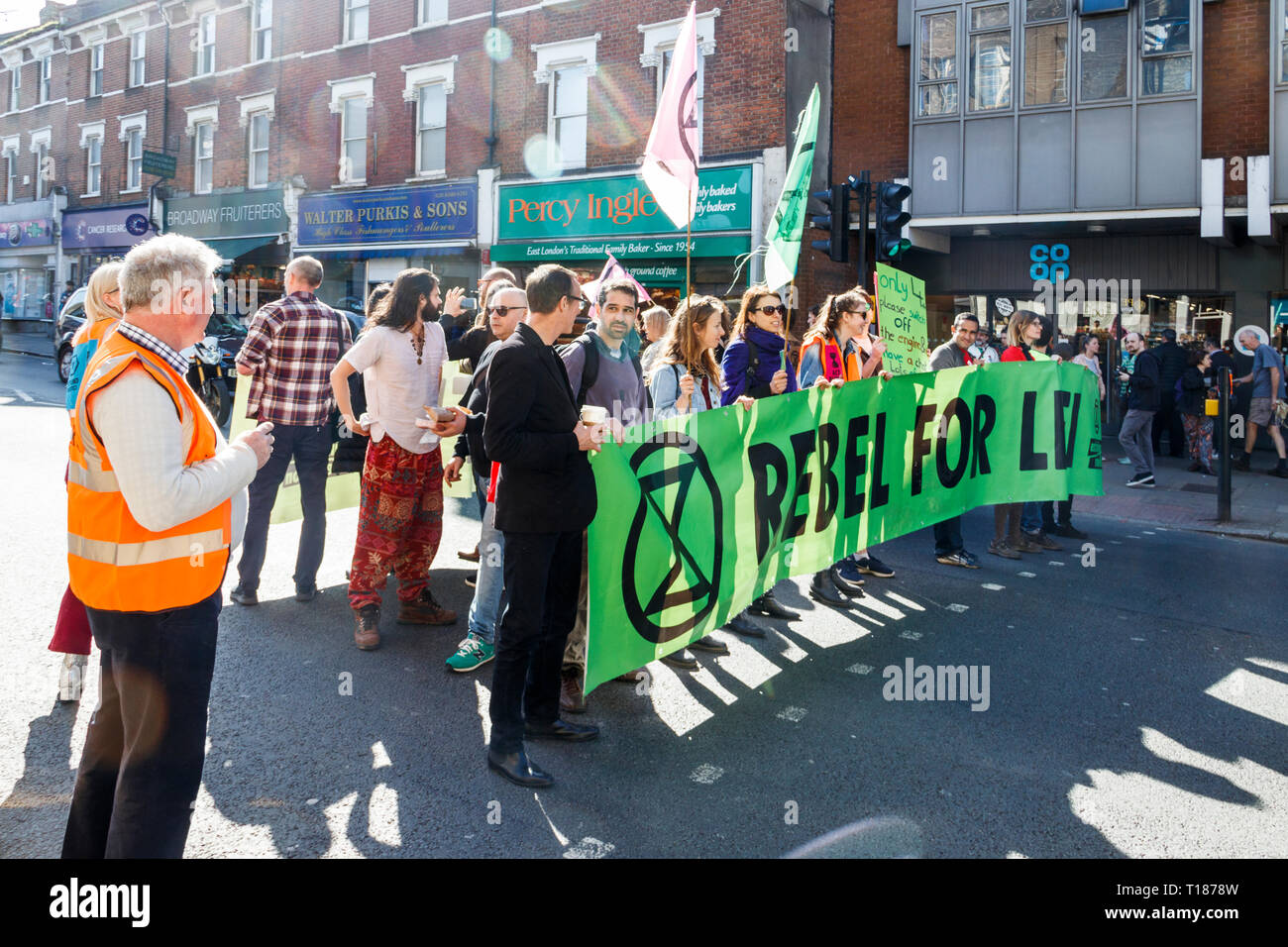 Crouch End, London, UK. 24. März 2019. "Rebellen für das Leben": die Kampagne Gruppe Aussterben Rebellion Stop Traffic in einer friedlichen Demonstration am Klimawandel. Der Verkehr war für nur vier Minuten zu einem Zeitpunkt gestoppt. Quelle: Michael Heide/Alamy leben Nachrichten Stockfoto