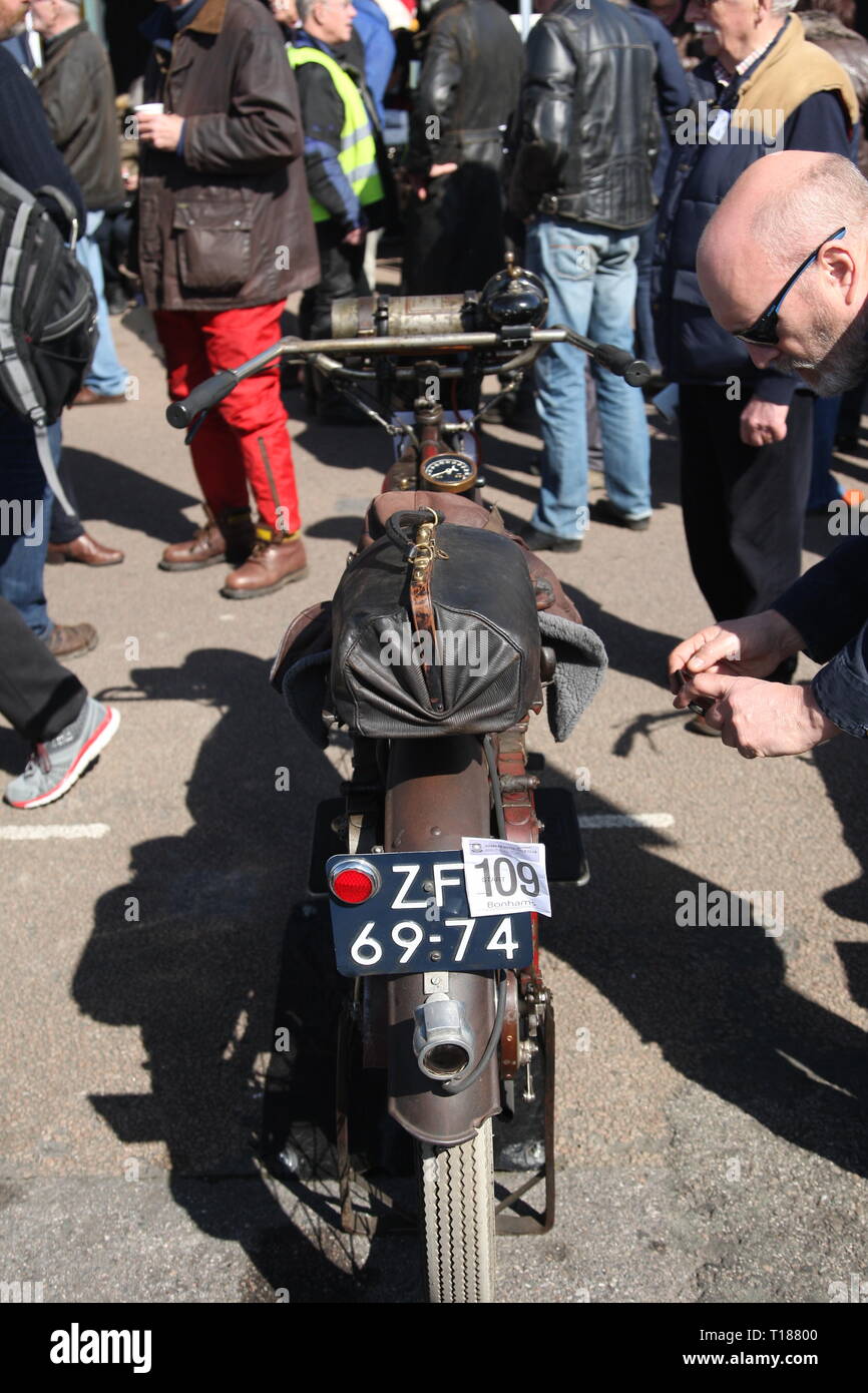 Brighton, UK, 24. März 2019. Hunderte von Veteran Motorräder teil in der 80Th Pionier laufen zwischen Epsom und Brighton. Sie enden auf Madeira Drive in Brighton, wo rund 300 Fahrräder im Alter zwischen 105 - 123 Jahre alt zu sammeln. Credit: Roland Ravenhill/Alamy leben Nachrichten Stockfoto