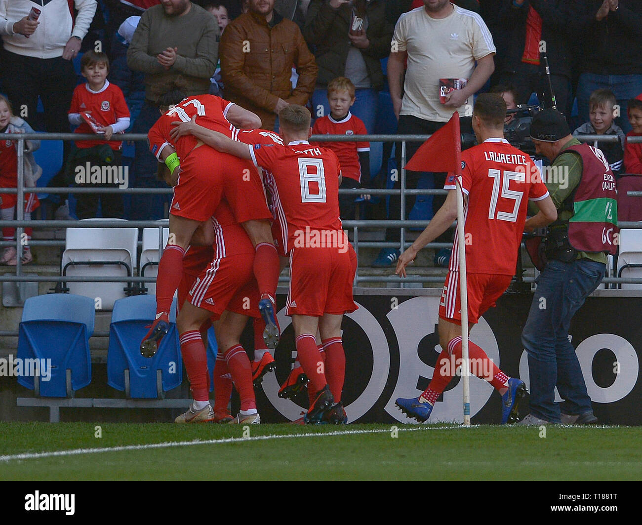 Cardiff, Wales, UK. 24. Mär 2019. Fußball, UEFA EM-Qualifikation Gruppe E, Wales v Slowakei, 24/03/19, Cardiff City Stadium, K.o 14:00 UHR Wales' Spieler mit David Brooks nach dem Scoring der Opener Credit: Andrew Andrew Dowling Dowling/einflussreiche Fotografie/Alamy Leben Nachrichten feiern Stockfoto