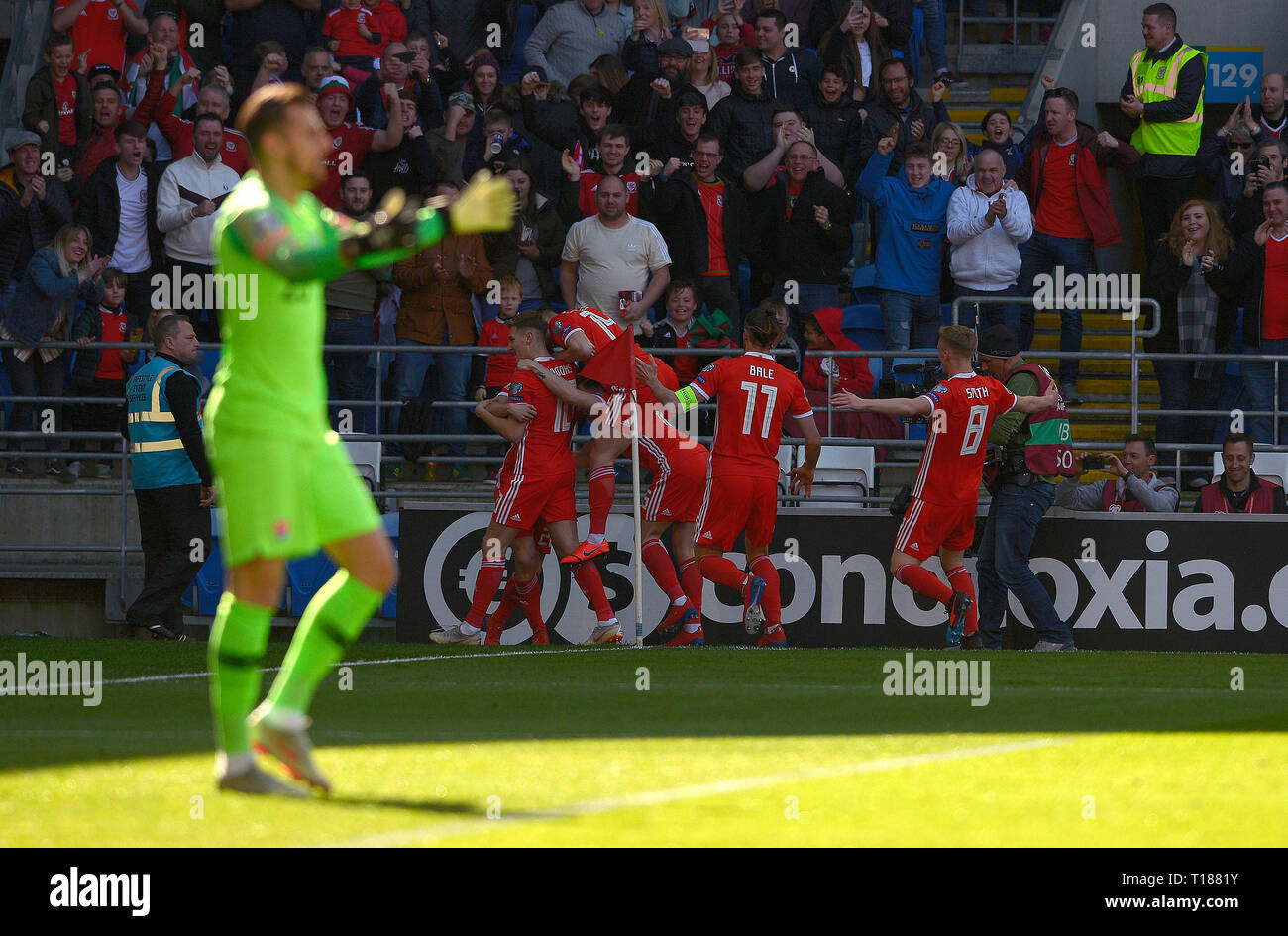 Cardiff, Wales, UK. 24. Mär 2019. Fußball, UEFA EM-Qualifikation Gruppe E, Wales v Slowakei, 24/03/19, Cardiff City Stadium, K.o 14:00 UHR Wales' David Brooks erhält von seinem Teamkollegen auf Riefenbildung Andrew Dowling Credit: Andrew Dowling/einflussreiche Fotografie/Alamy Leben Nachrichten mobbed Stockfoto