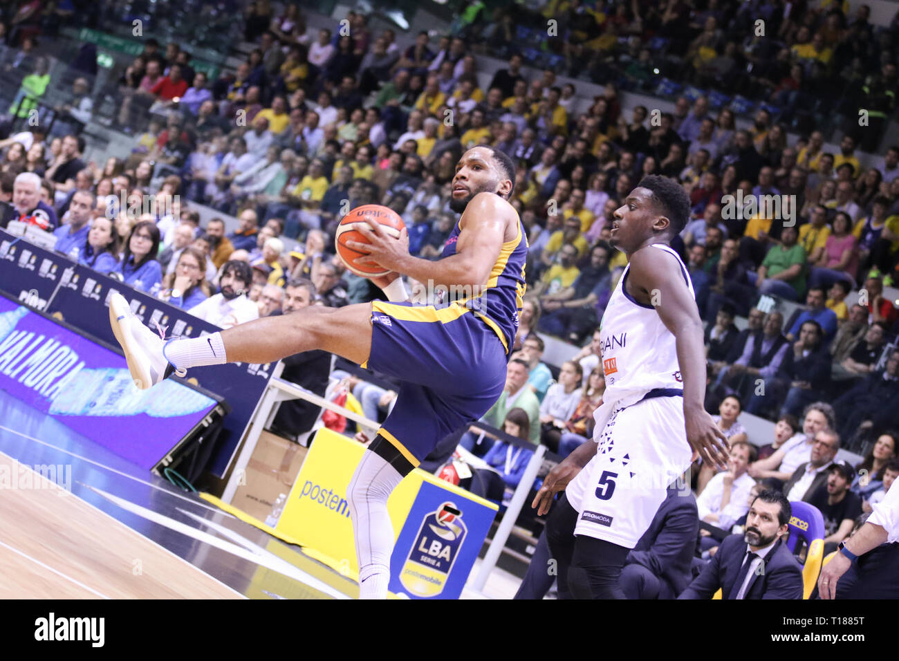 Turin, Italien. 24. März, 2019. Tekele Baumwolle (auxilium Torino) während der Lega Basket Serie A 2018/2019 match Auxilium Fiat Torino vs Germanen Leonessa Brescia. Quelle: Walter Bertagnoli/Alamy leben Nachrichten Stockfoto