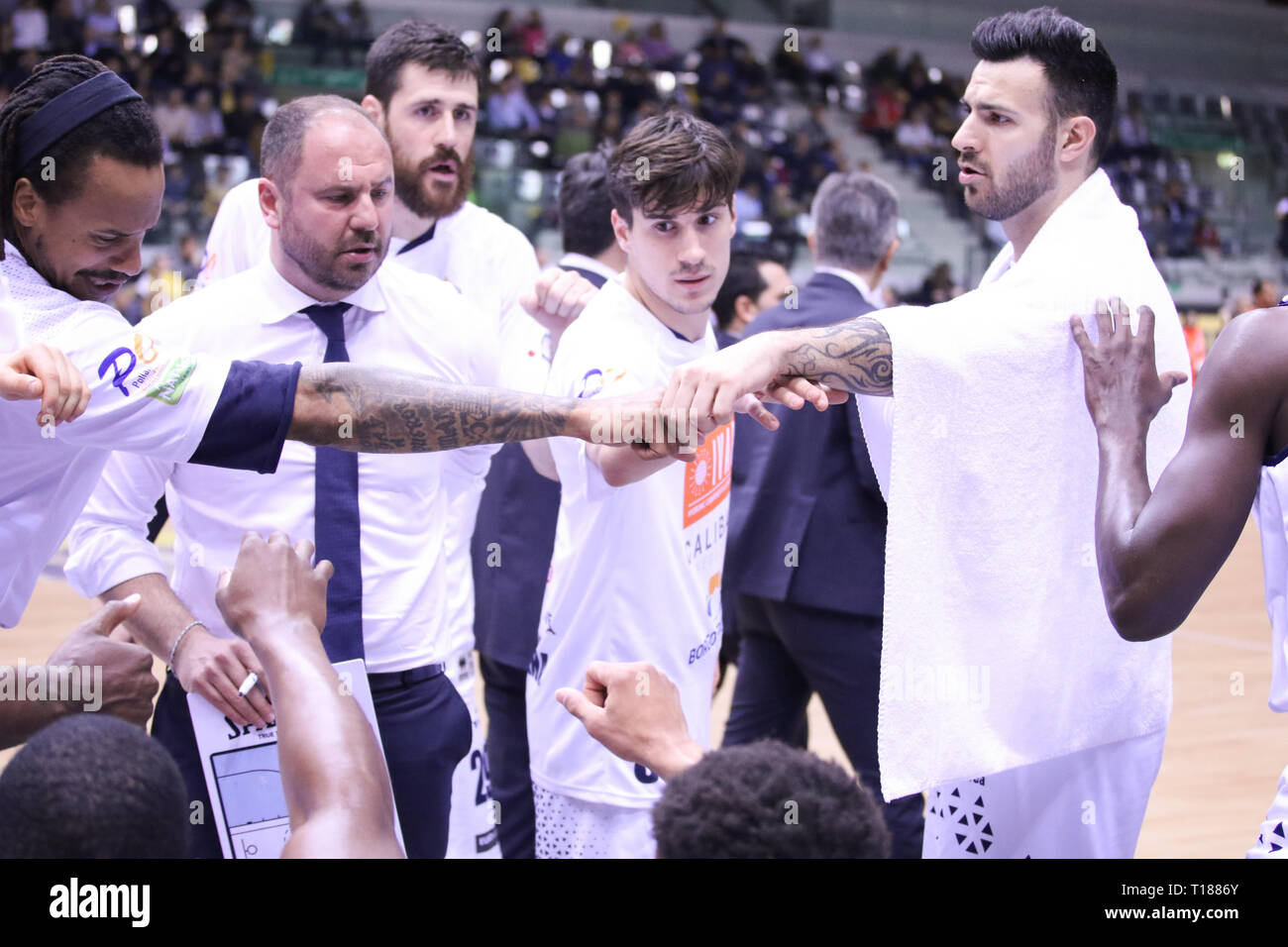 Turin, Italien. 24. März, 2019. Turin, Italien. 24. März, 2019. Trainer Andrea Diana (Leonessa Brescia) Timeout während der Lega Basket Serie A 2018/2019 match Auxilium Fiat Torino vs Germanen Leonessa Brescia. (Auxilium Torino/Leonessa Brescia) während der Lega Basket Serie A 2018/2019 match Auxilium Fiat Torino vs Germanen Leonessa Brescia. Quelle: Walter Bertagnoli/Alamy leben Nachrichten Stockfoto