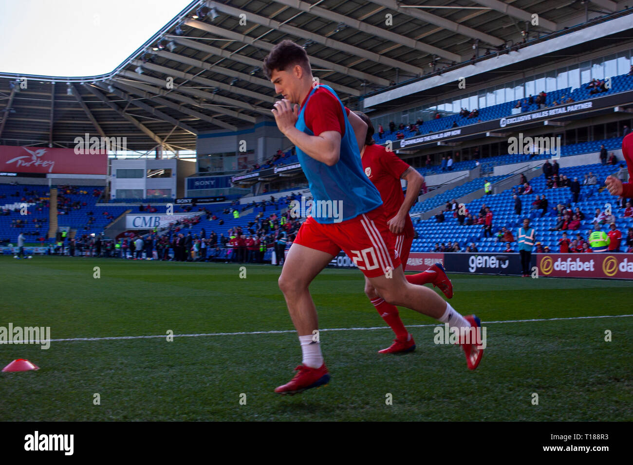 Cardiff, Wales, UK. 24. Mär 2019. Dan James von Wales erwärmt. Wales v Slowakei UEFA Euro 2020 Qualifier in Cardiff City Stadium, Credit: Lewis Mitchell/Alamy leben Nachrichten Stockfoto