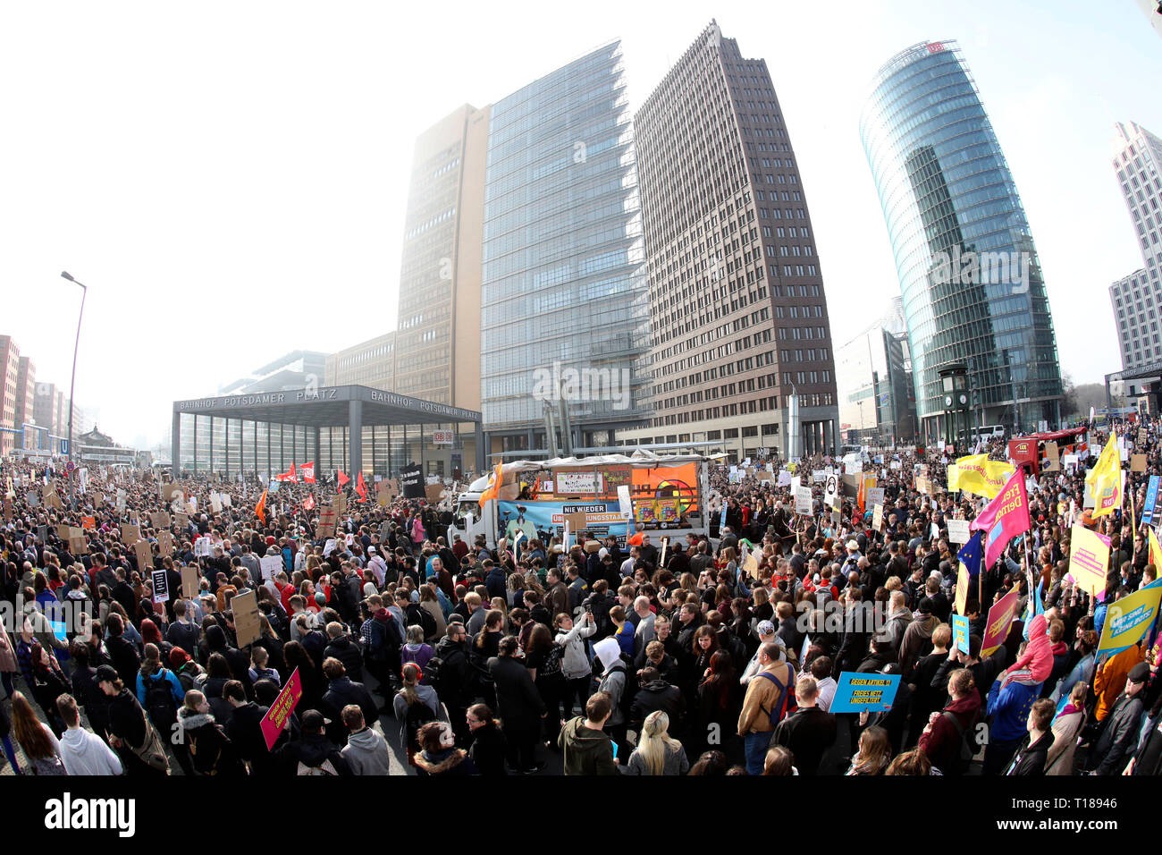 Berlin, Deutschland. 23 Mär, 2019. Mehr als 10 000 Teilnehmer gegen das Urheberrecht Reform der EU in einem Protestmarsch vom Potsdamer Platz auf der deutschen Wikipedia Sitz zeigen über das Brandenburger Tor. Berlin, 23.02.2019 | Verwendung der weltweiten Kredit: dpa/Alamy leben Nachrichten Stockfoto