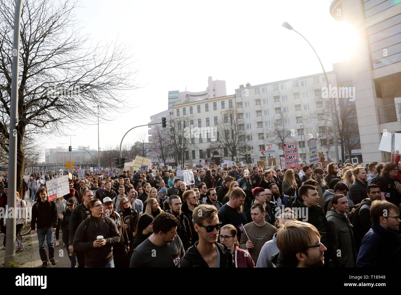 Berlin, Deutschland. 23 Mär, 2019. Mehr als 10 000 Teilnehmer gegen das Urheberrecht Reform der EU in einem Protestmarsch vom Potsdamer Platz auf der deutschen Wikipedia Sitz zeigen über das Brandenburger Tor. Berlin, 23.02.2019 | Verwendung der weltweiten Kredit: dpa/Alamy leben Nachrichten Stockfoto
