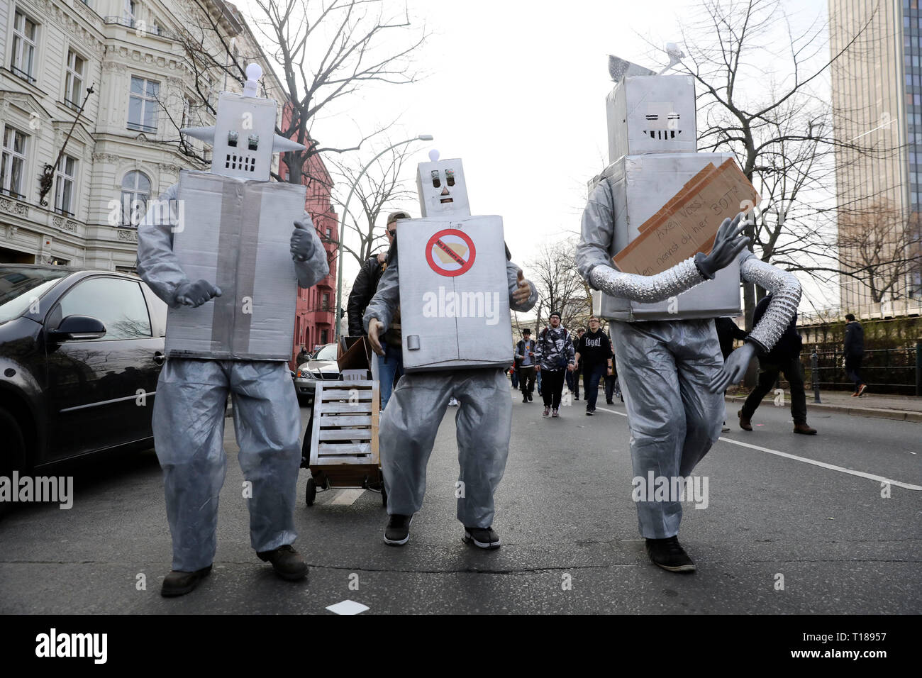 Berlin, Deutschland. 23 Mär, 2019. Mehr als 10 000 Teilnehmer gegen das Urheberrecht Reform der EU in einem Protestmarsch vom Potsdamer Platz auf der deutschen Wikipedia Sitz zeigen über das Brandenburger Tor. Berlin, 23.02.2019 | Verwendung der weltweiten Kredit: dpa/Alamy leben Nachrichten Stockfoto